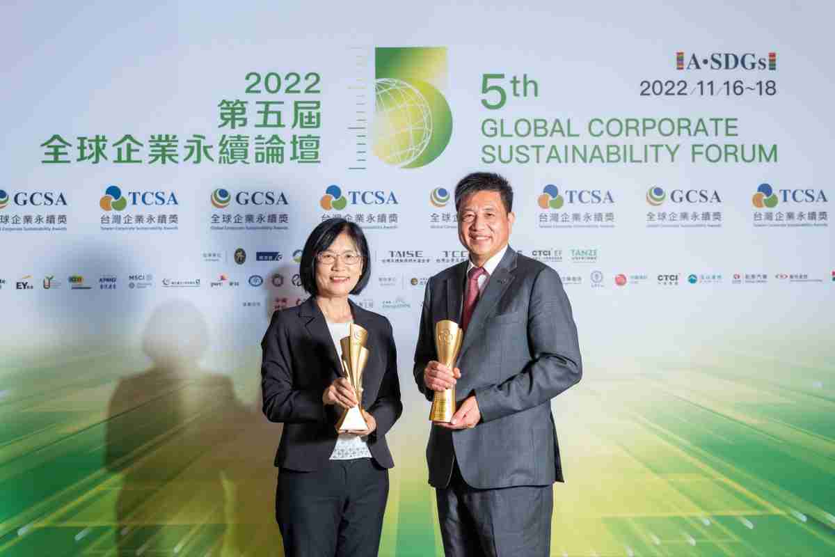 森林舞会作为净零碳排先锋，，期引领价值链伙伴同行共好，，，卫冕制造业组“十大典范企业” 二连冠殊荣(左：森林舞会光电永续长古秀华，，，，右：森林舞会光电董事长暨执行长彭双浪)