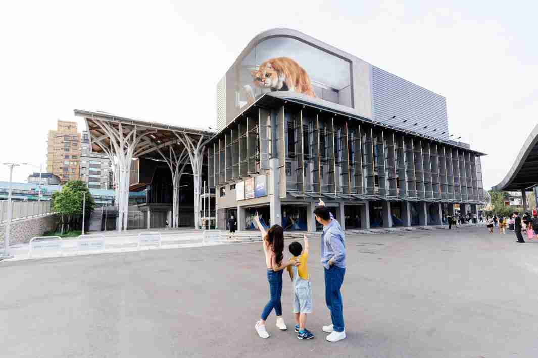 森林舞会打造全台最大户外裸视3D LED弧形萤幕，，将超立体的软萌胖橘猫动画活跃于顶楼外墙