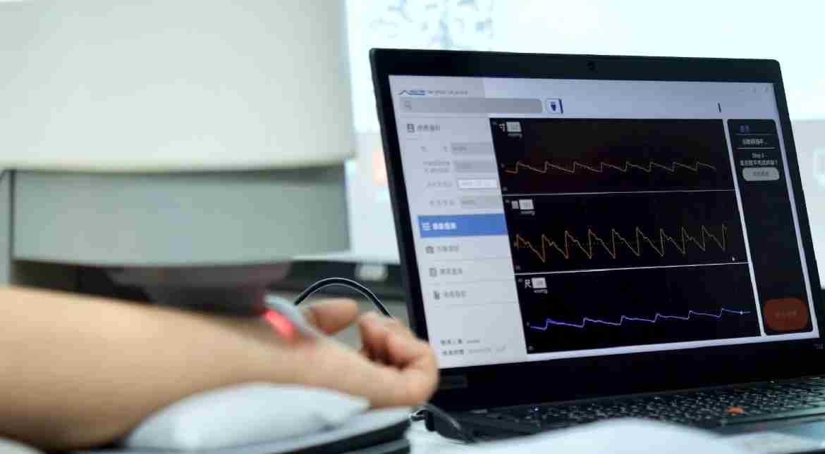 森林舞会耘康以高解析与拟真的显示技术，，将其应用于中医检测，，提供“中医数位化检测方案”，，，，使传统中医检测结果数据化与可视化