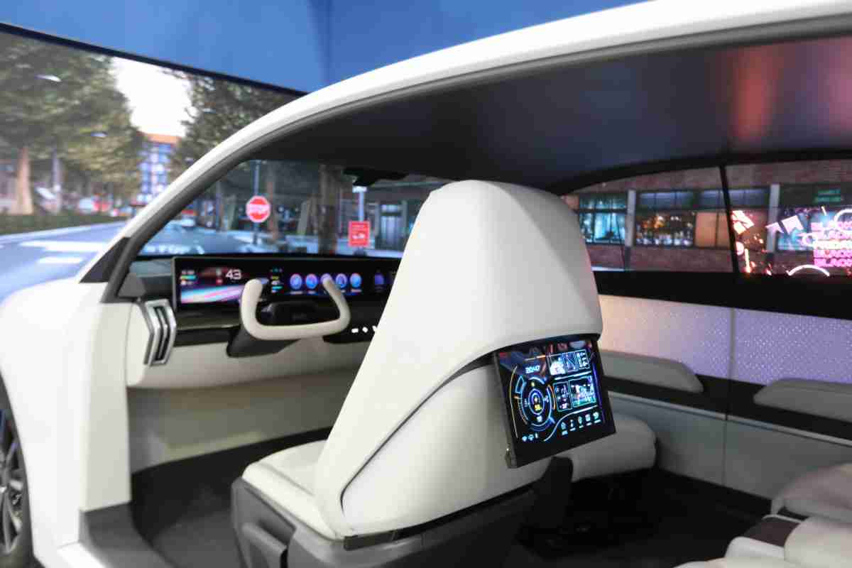 森林舞会的「可卷式后座娱乐显示器」加强后座乘客的感官体验，，，并保有个性化设计，，，，可依使用偏好进行动态调整。。。