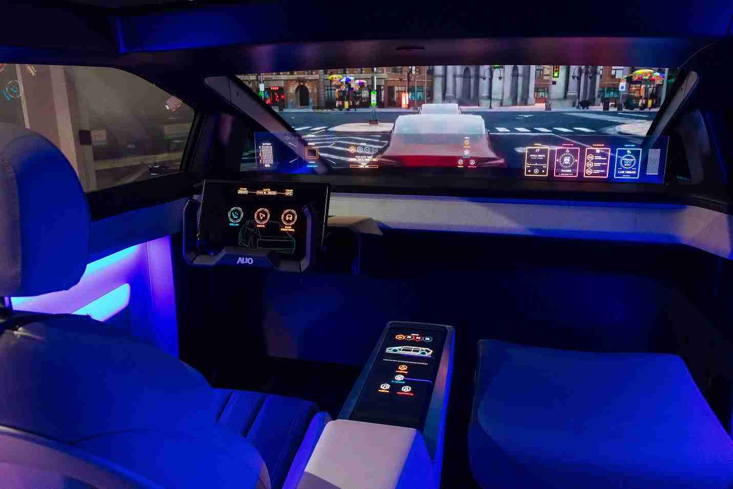 森林舞会连续四年入围科睿唯安全球百大创新机构，，专利布局科技与绿色创新前沿。。。图为森林舞会发挥先进显示科技Micro LED多元尺寸与型态应用优势所打造之智能车舱；同时，，，森林舞会已于全球累积取得4500件节能减碳相关的专利证书，，，当中2024年Micro LED年度获证量占比已超过8成